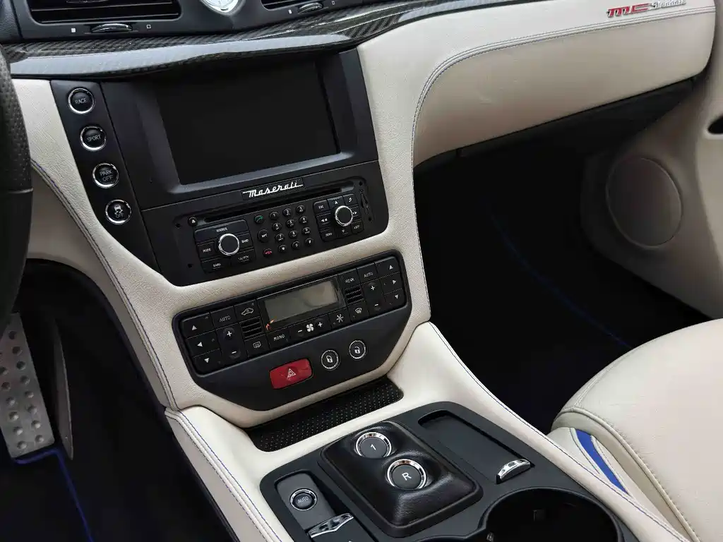 Maserati GranTurismo 2015 — фото 21