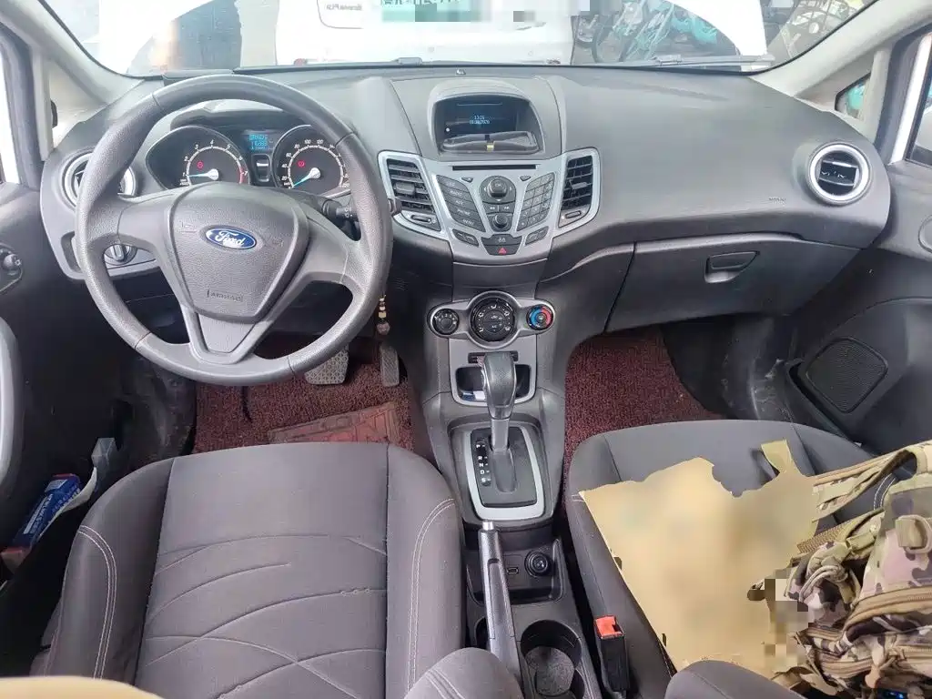 Ford Fiesta 2015 — фото 10