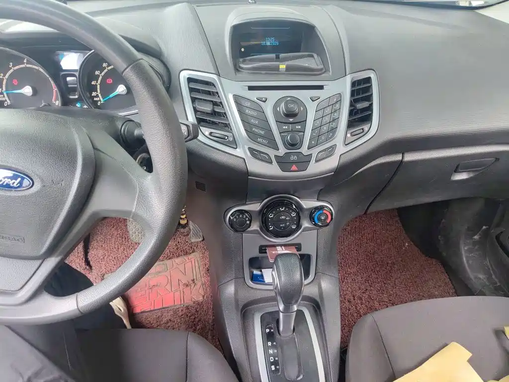 Ford Fiesta 2015 — фото 14