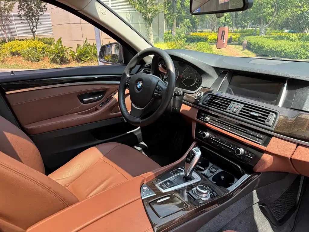BMW 5 Series 2017 — фото 11
