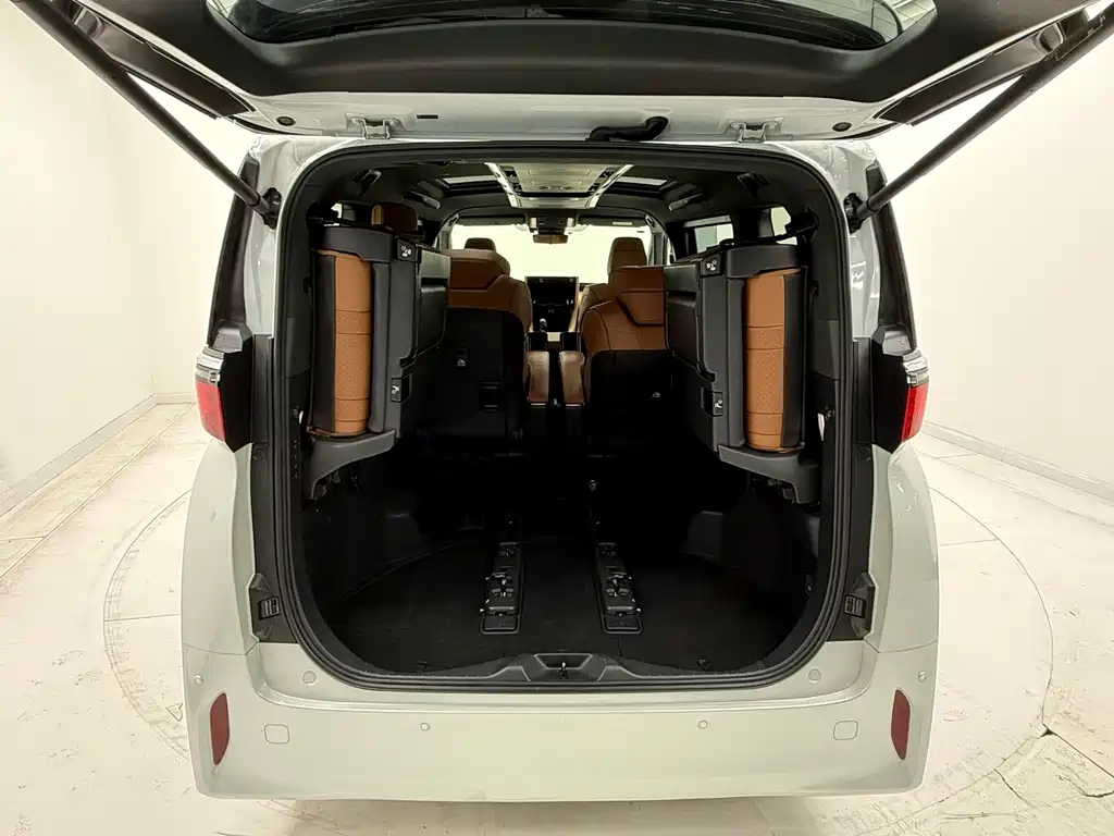 Toyota Alphard 2023 — фото 16