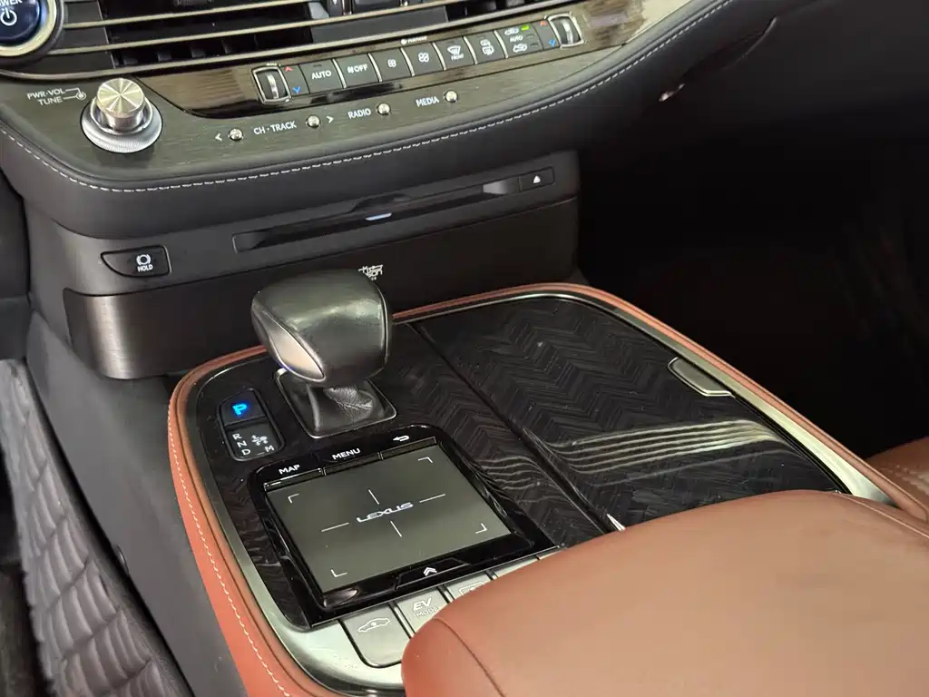 Lexus LS 2018 — фото 10