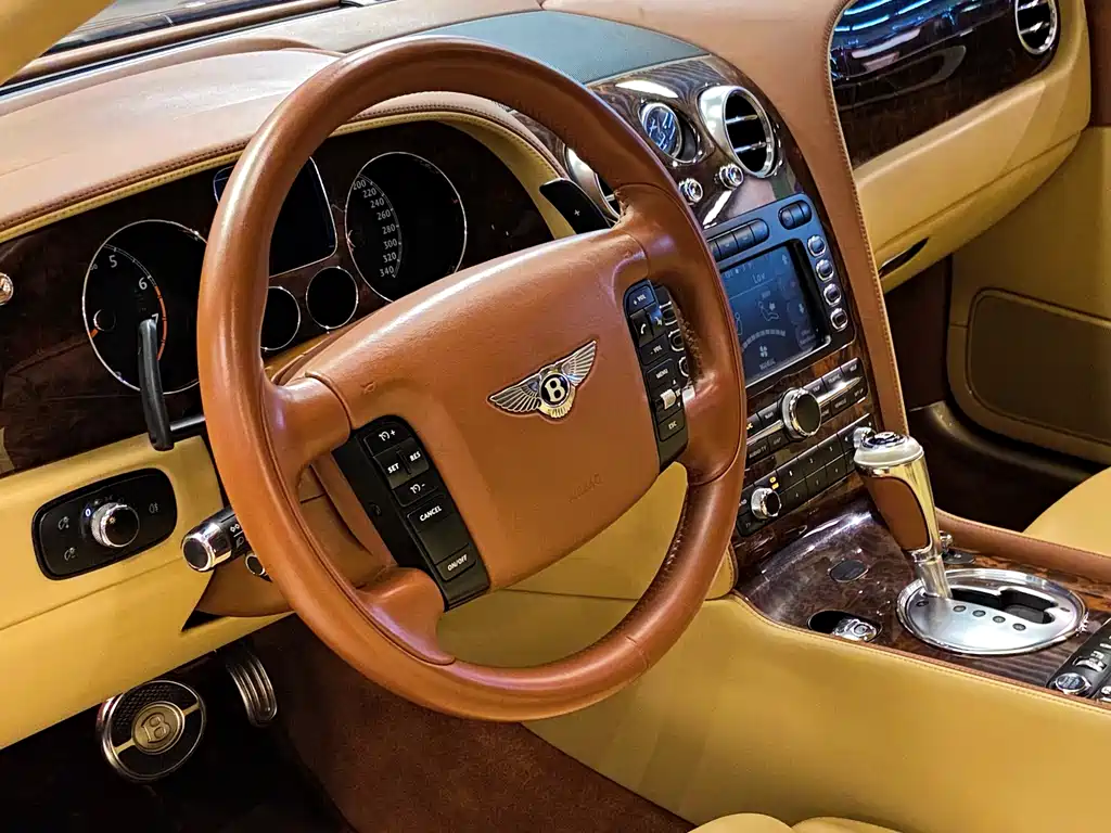 Bentley Flying Spur 2010 — фото 11