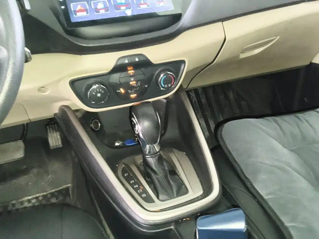 Ford Escort 2015 — фото 14