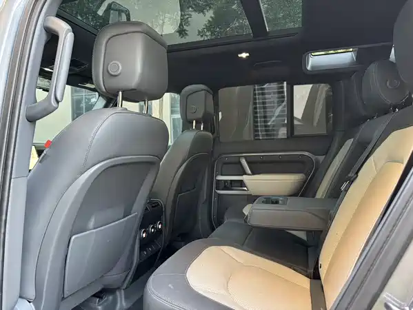 Land Rover Defender 2023