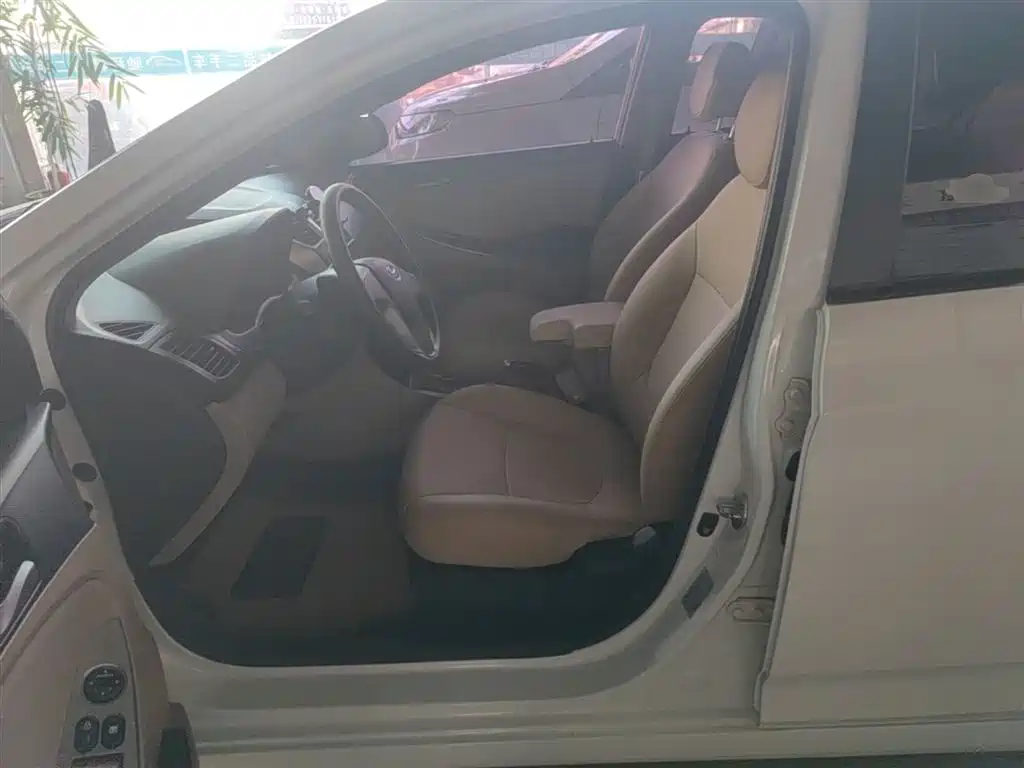 Hyundai Verna 2015 — фото 15