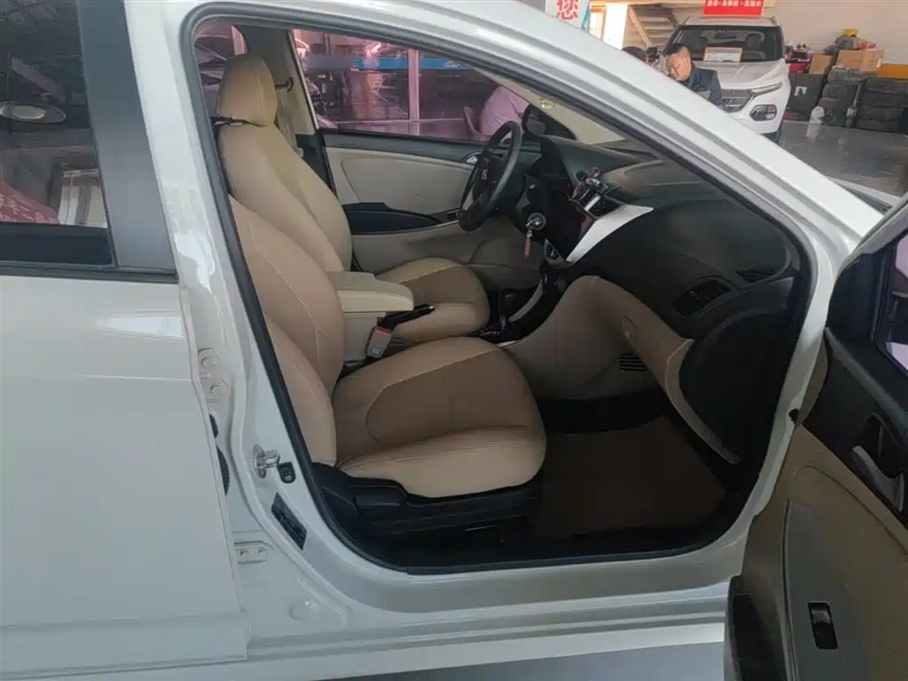 Hyundai Verna 2015 — фото 25