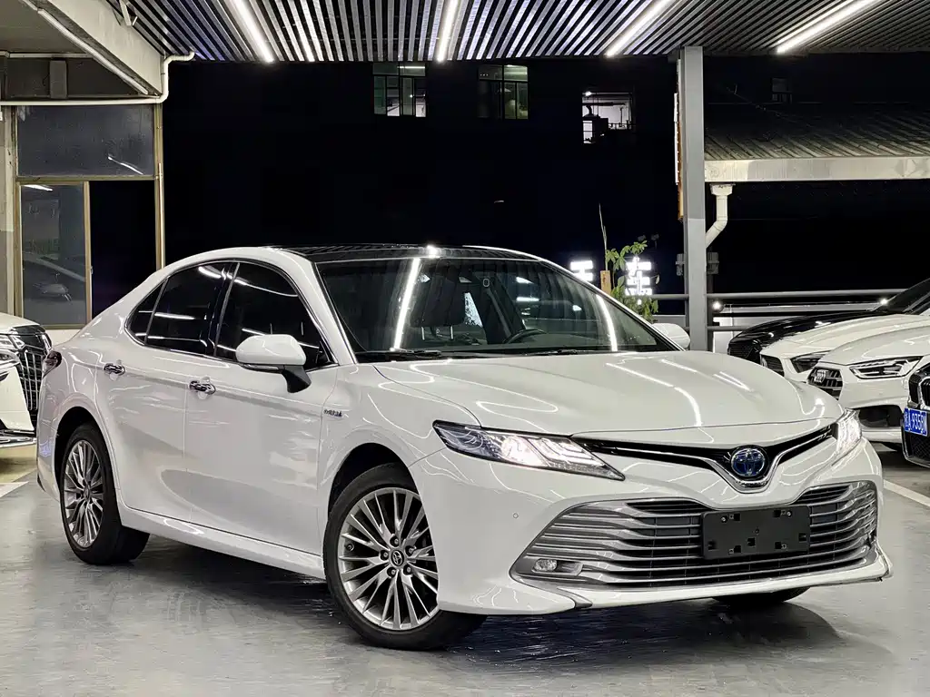 Toyota Camry 2018 — фото 2