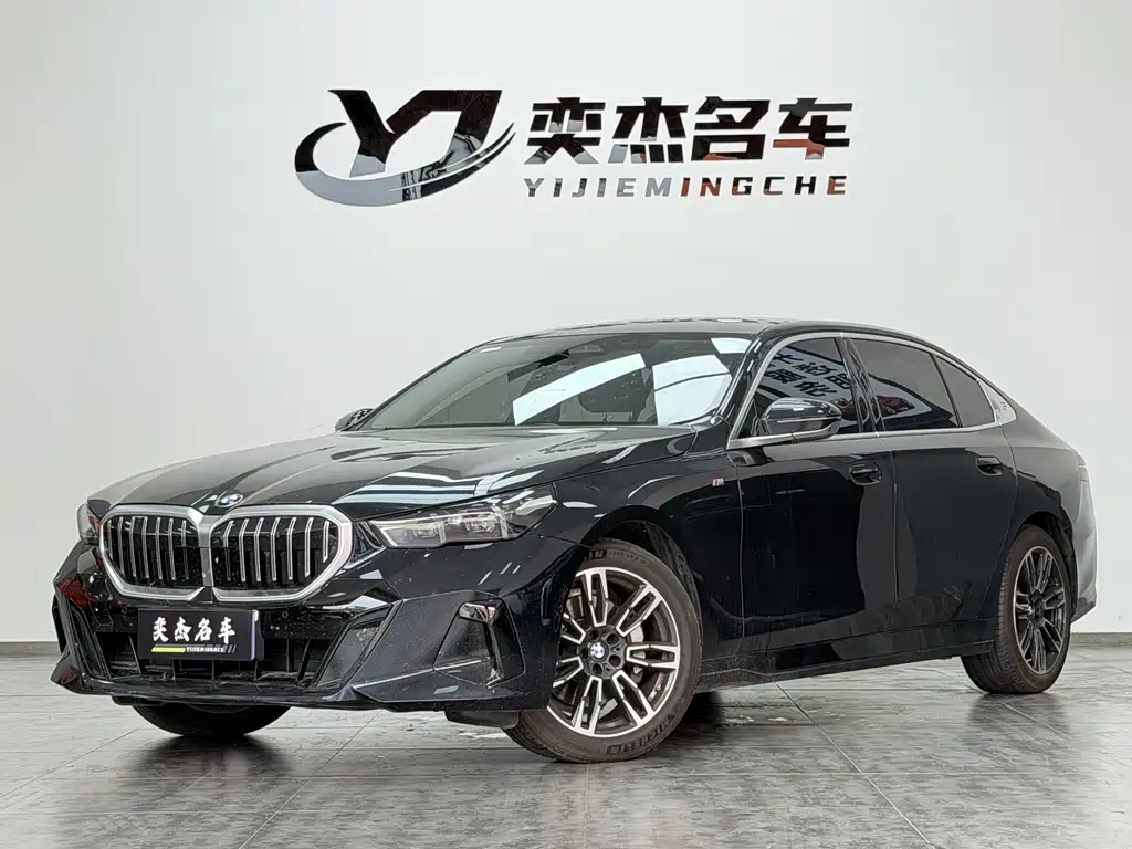 BMW 5 Series 2025 — фото 1