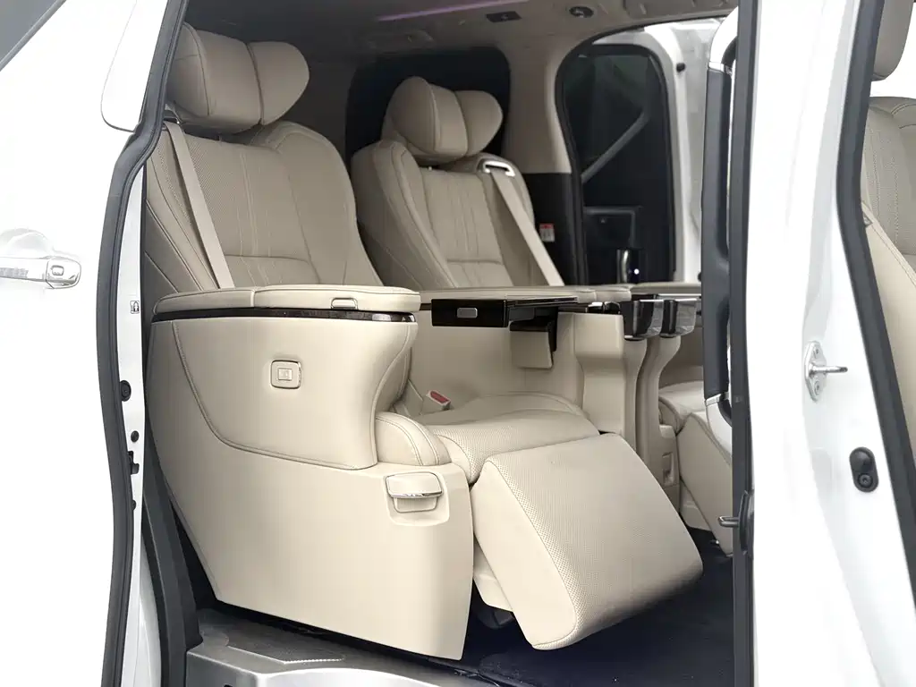 Toyota Alphard 2023 — фото 8
