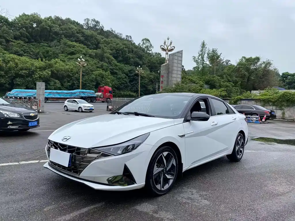 Hyundai Elantra 2022 — фото 1
