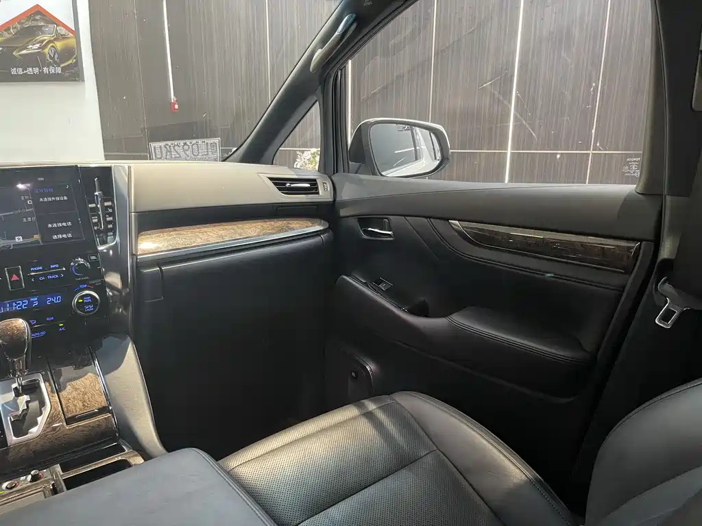 Toyota Alphard 2021 — фото 12