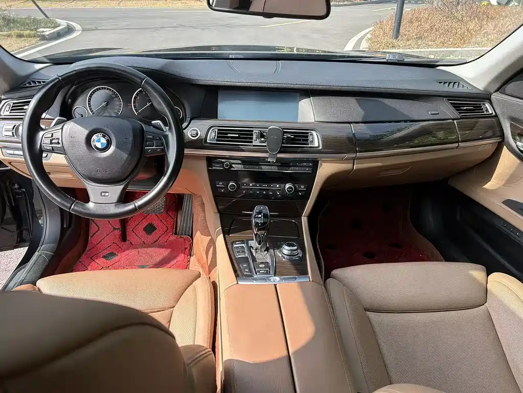 BMW 7 Series 2011 — фото 9