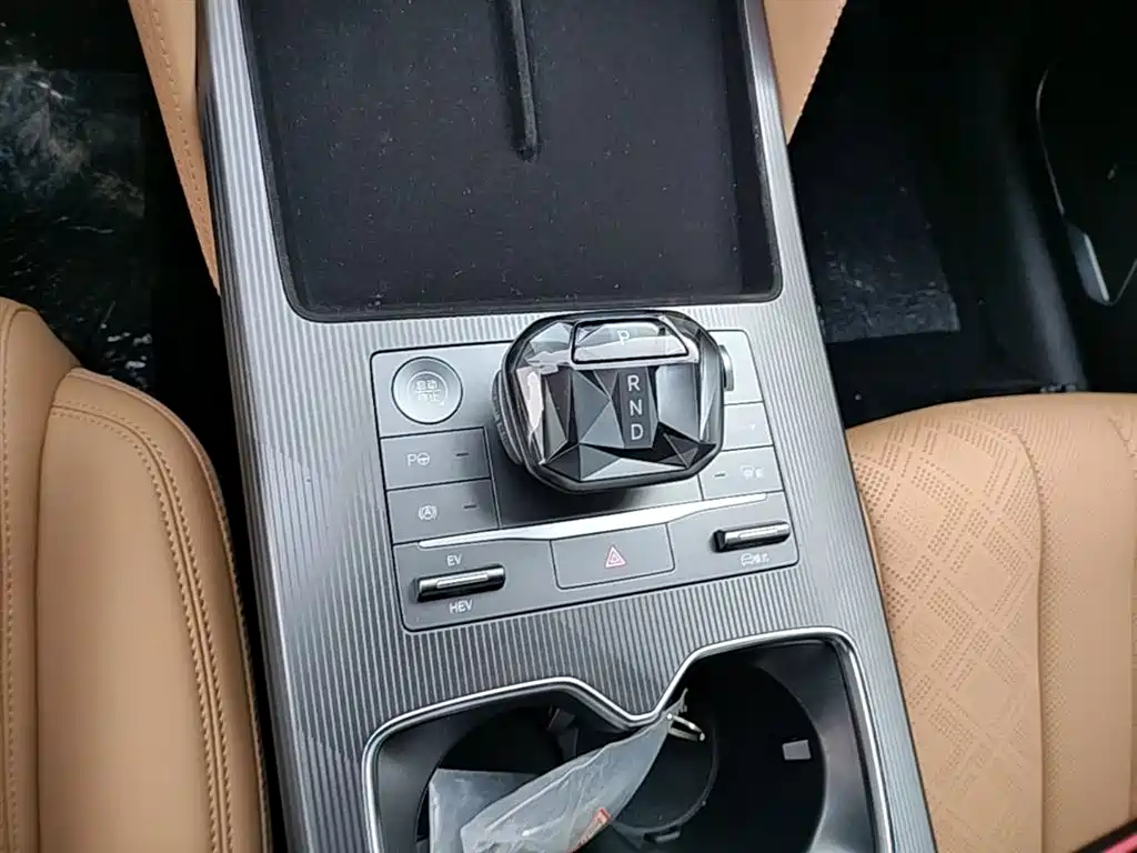 BYD L DM-i 2026 — фото 14