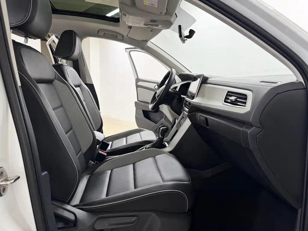 Volkswagen T-Roc 2023 — фото 8