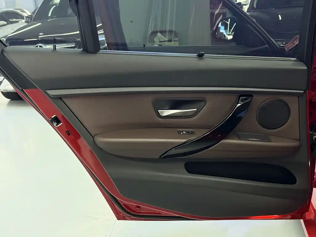 BMW 3 Series 2019 — фото 19