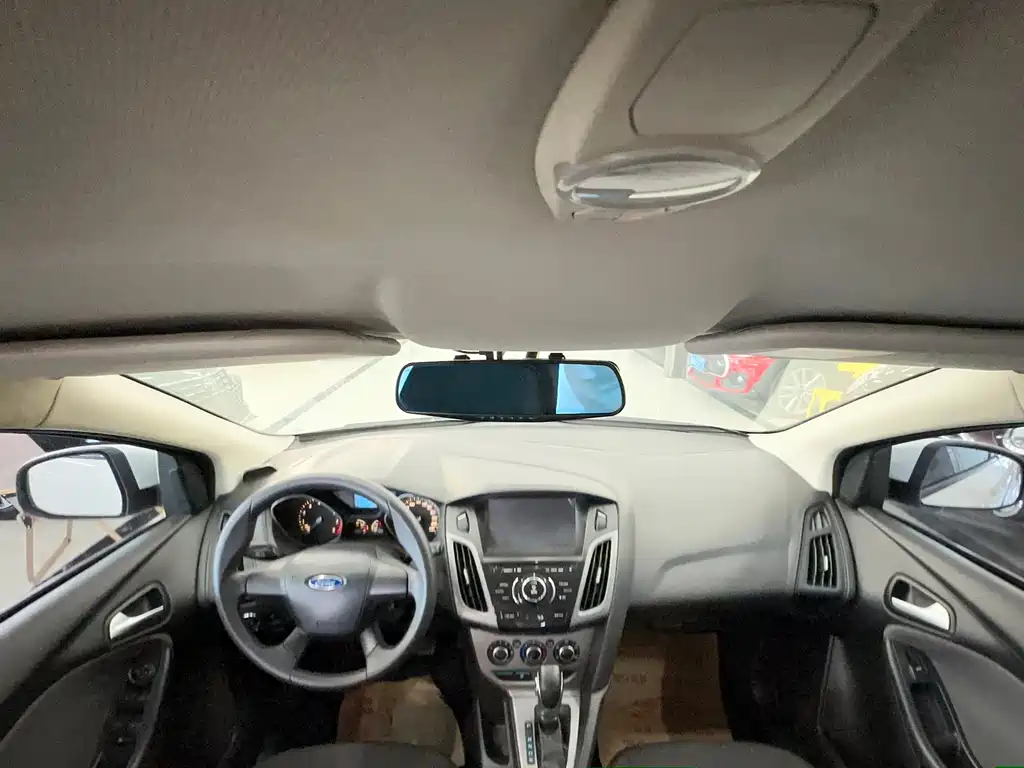 Ford Focus 2014 — фото 16