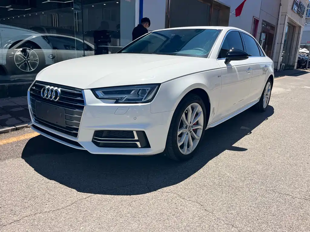 Audi A4L 2018 — фото 1