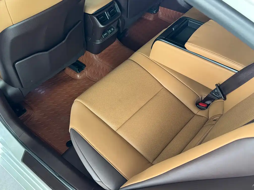Lexus ES 2018 — фото 13