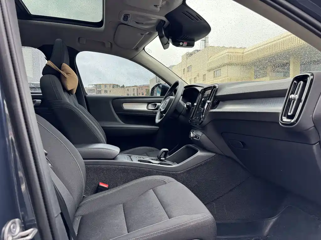 Volvo XC40 2022 — фото 13