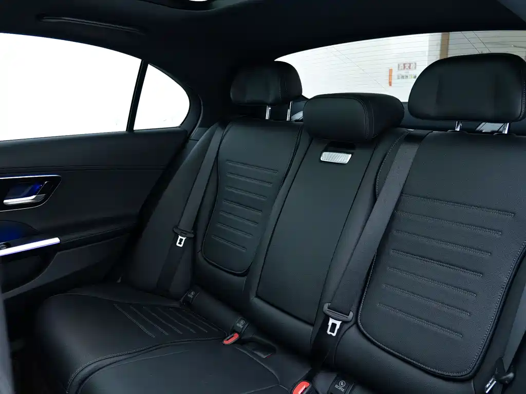 Mercedes-Benz C-Class 2023 — фото 18