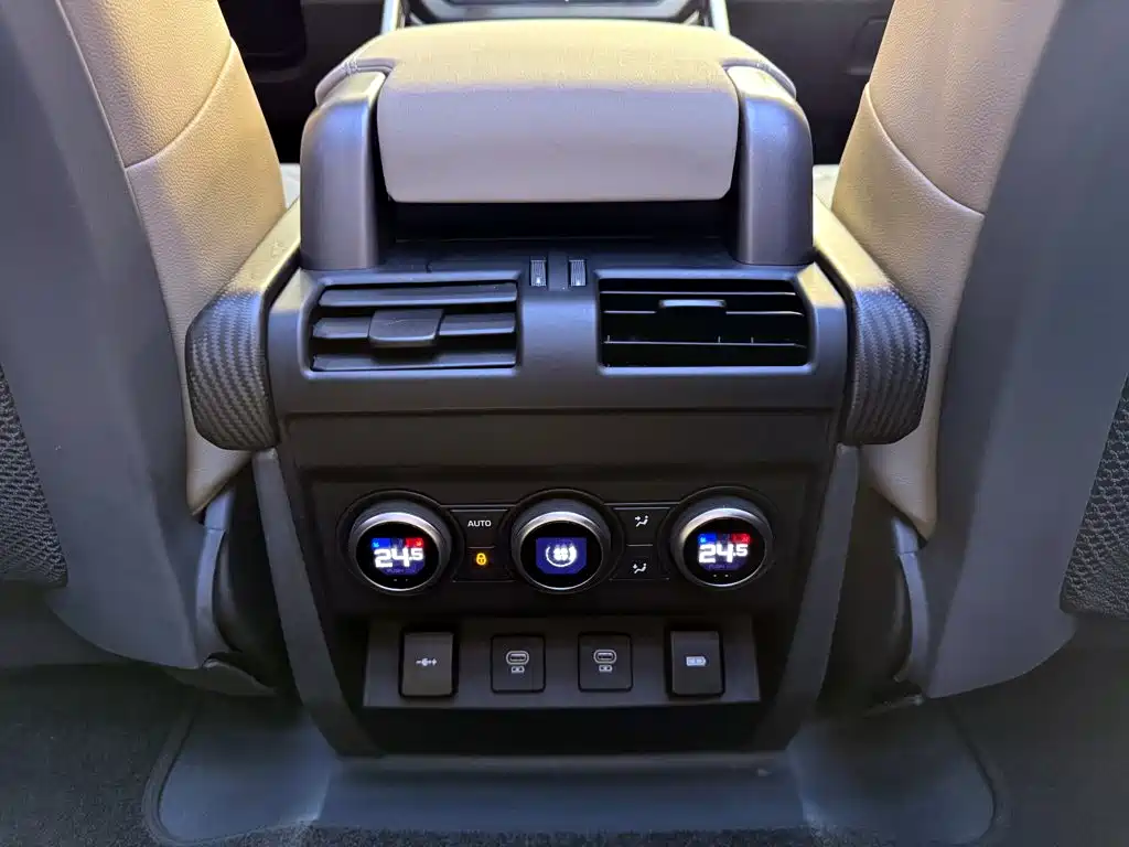 Land Rover Defender 2023 — фото 16