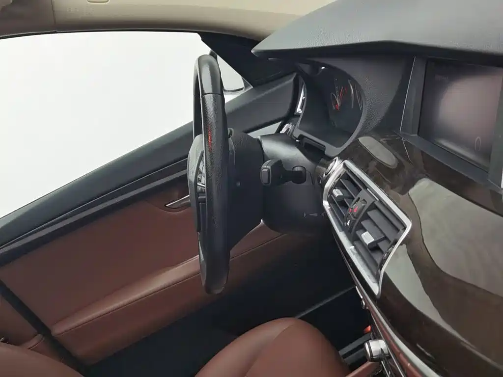 BMW 5 Series GT 2015 — фото 22
