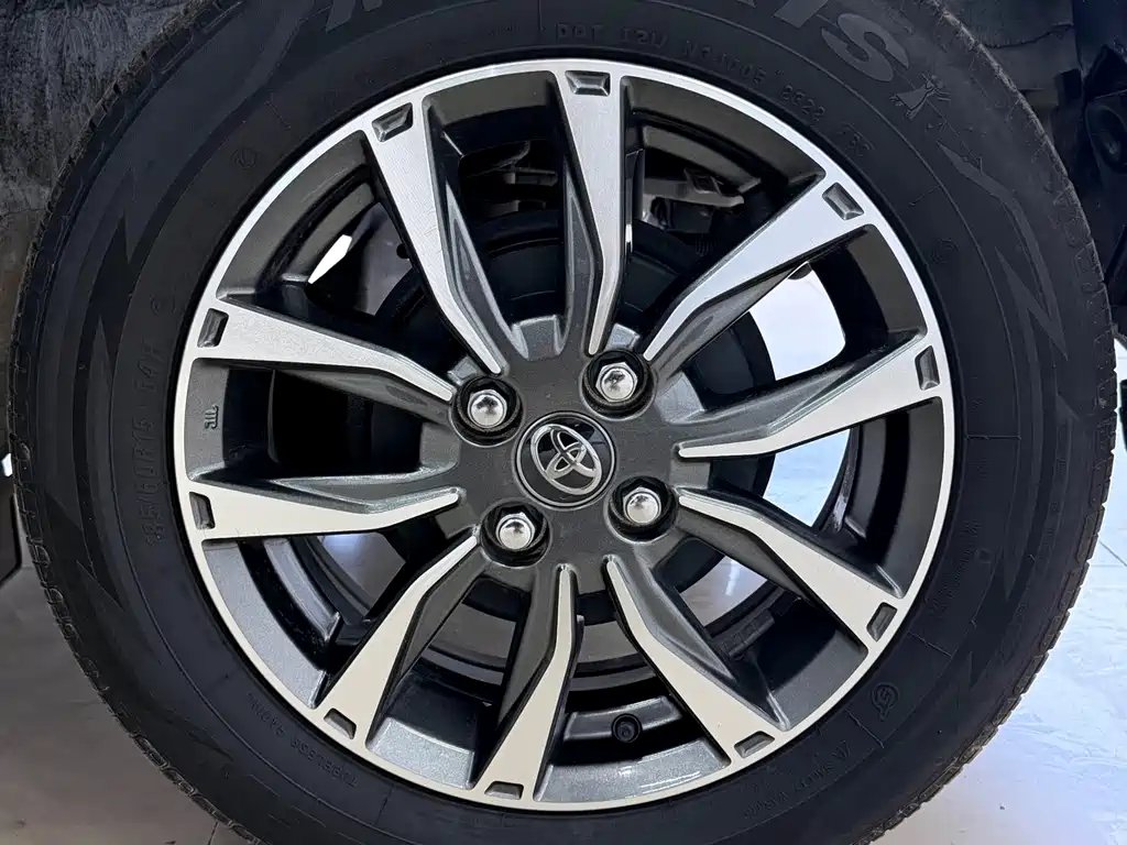 Toyota Yaris L 2022 — фото 18