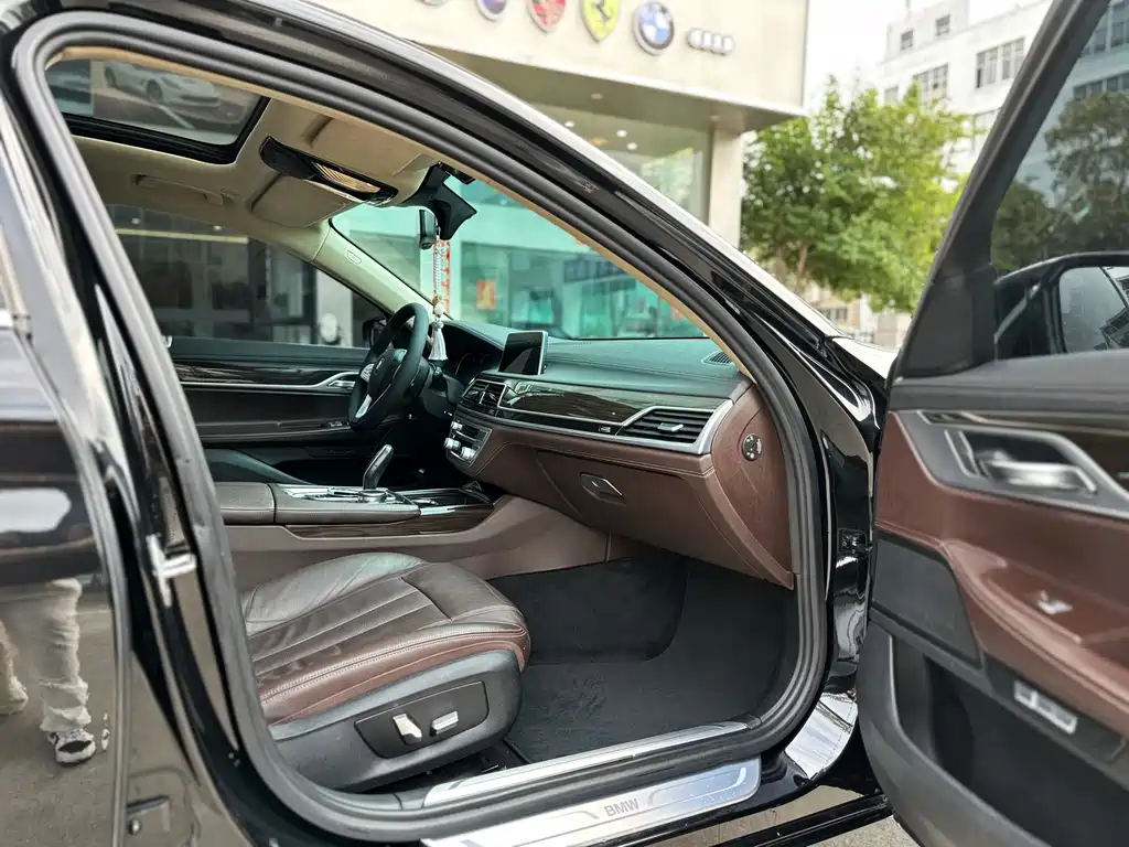 BMW 7 Series 2017 — фото 9