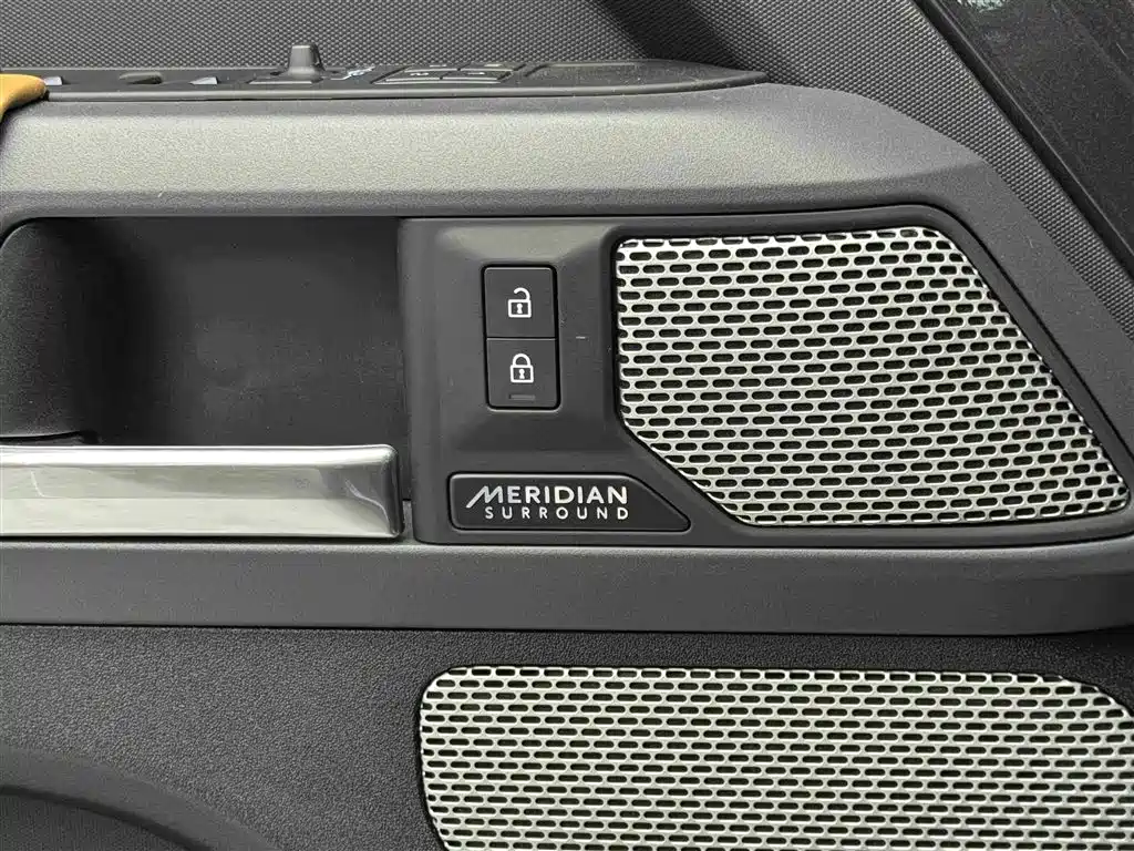 Land Rover Defender 2023 — фото 15
