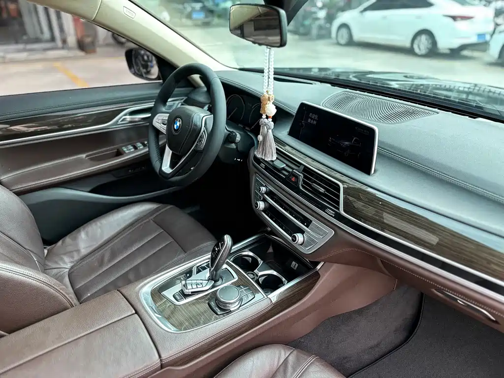 BMW 7 Series 2017 — фото 10