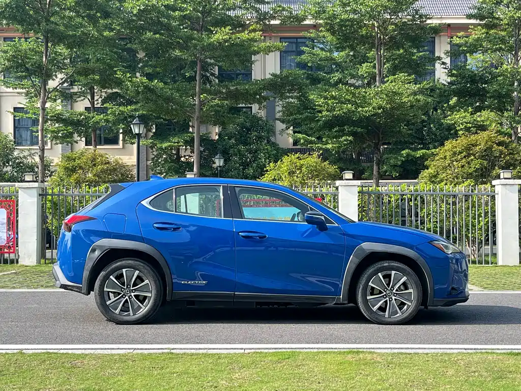 Lexus UX New Energy 2020 — фото 12