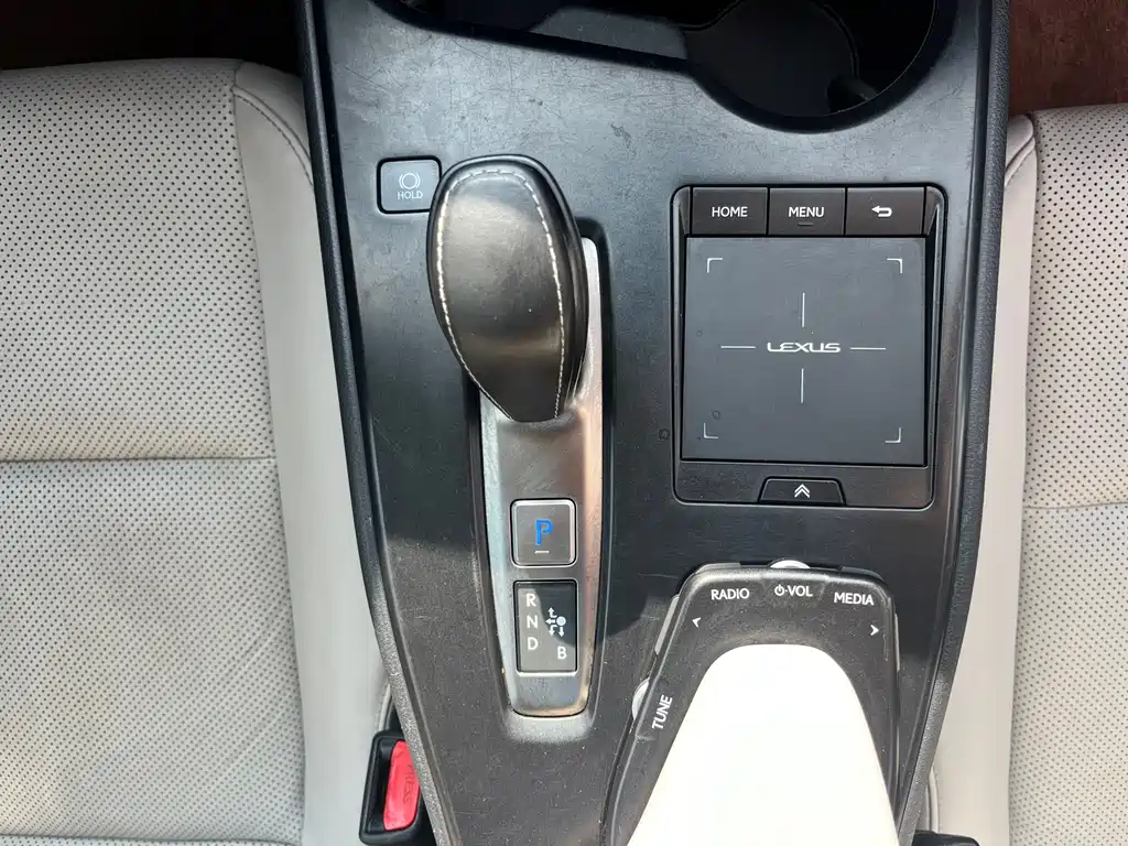 Lexus UX New Energy 2020 — фото 22