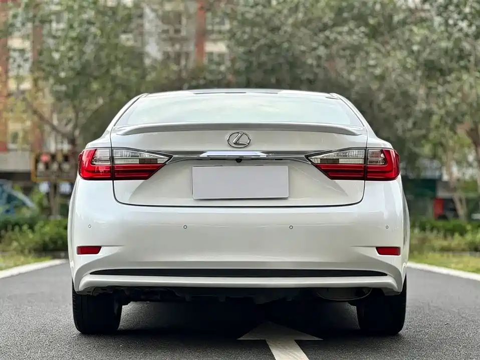 Lexus ES 2017 — фото 8