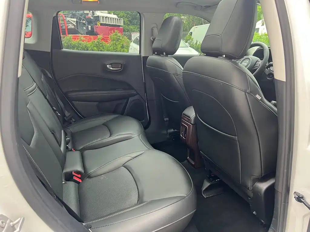 Jeep Compass 2018 — фото 11