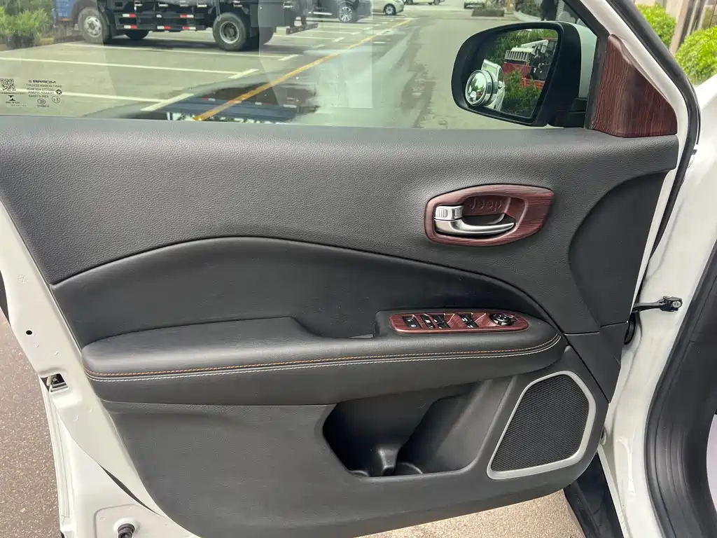 Jeep Compass 2018 — фото 16