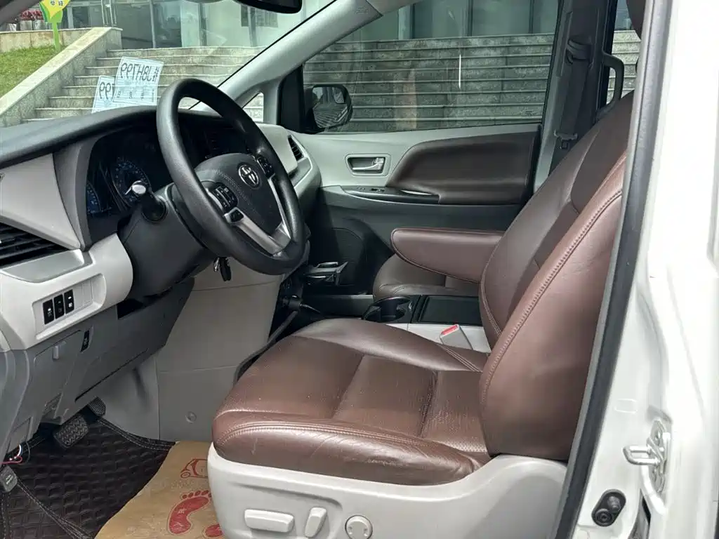 Toyota Sienna 2018 — фото 12