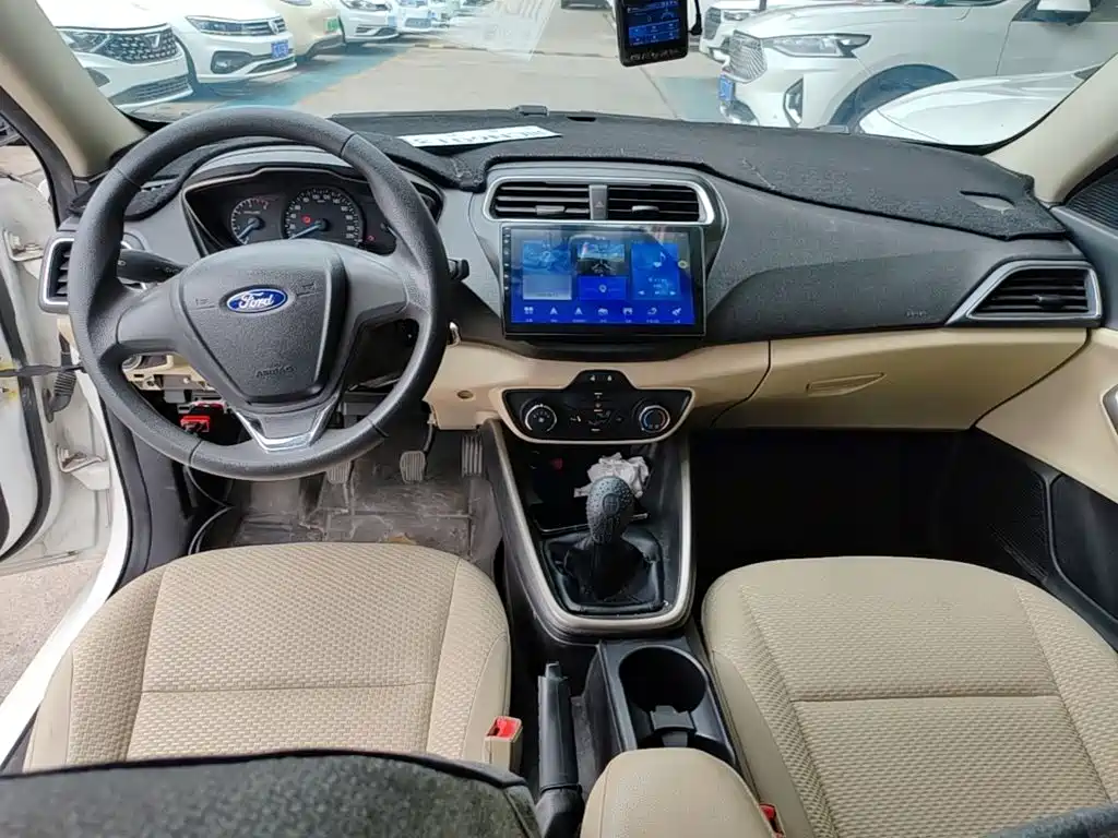 Ford Escort 2015 — фото 10