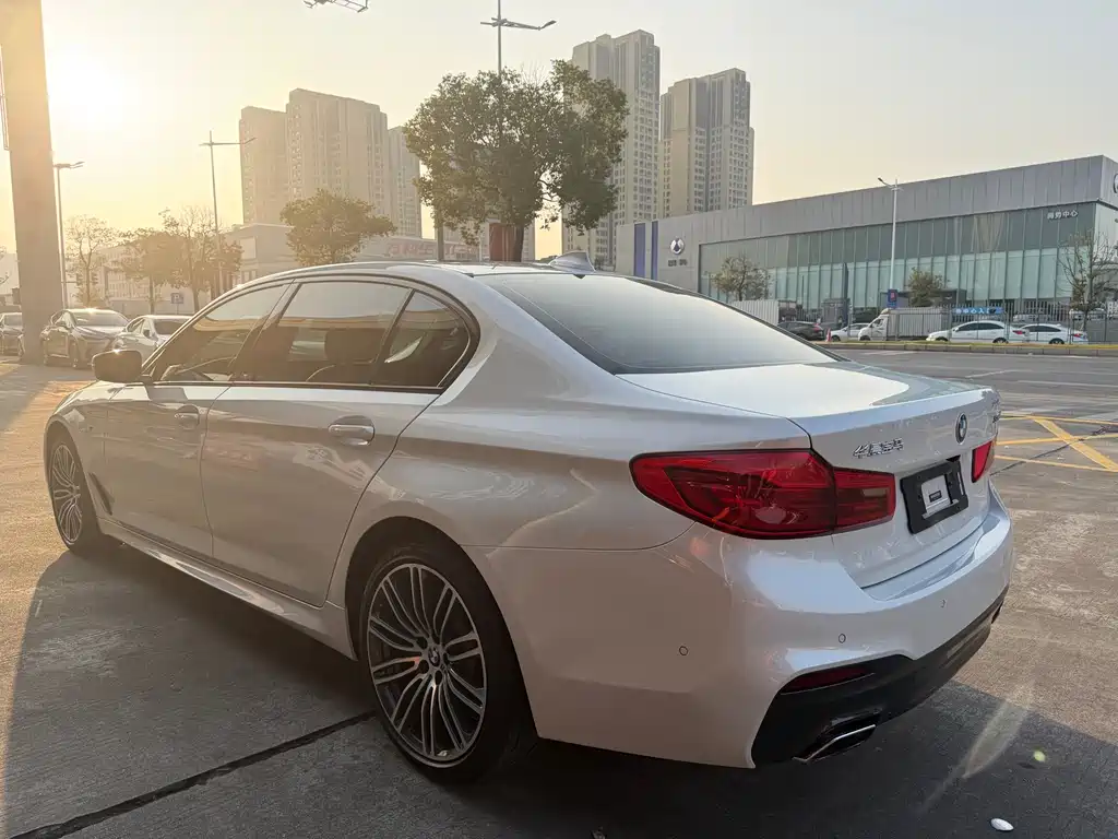 BMW 5 Series 2019 — фото 12