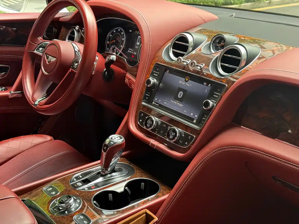 Bentley Bentayga 2016 — фото 19