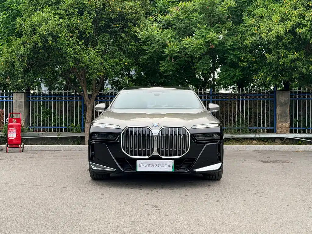 BMW i7 2023 — фото 1