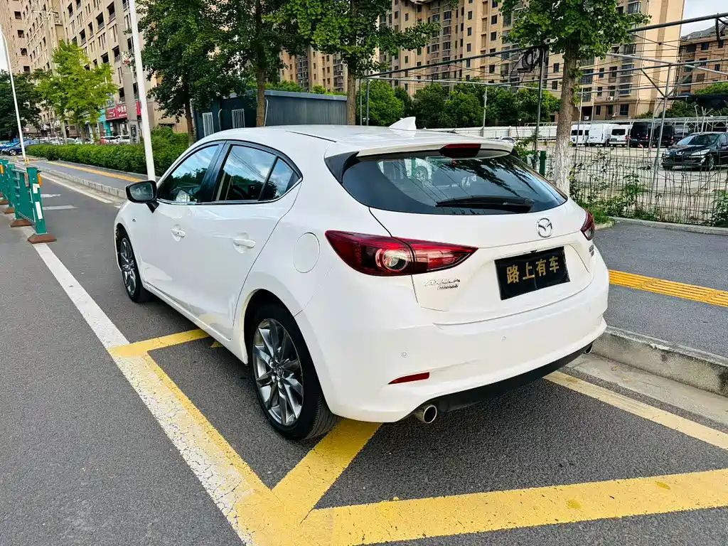 Mazda 3 Axela 2018 — фото 9