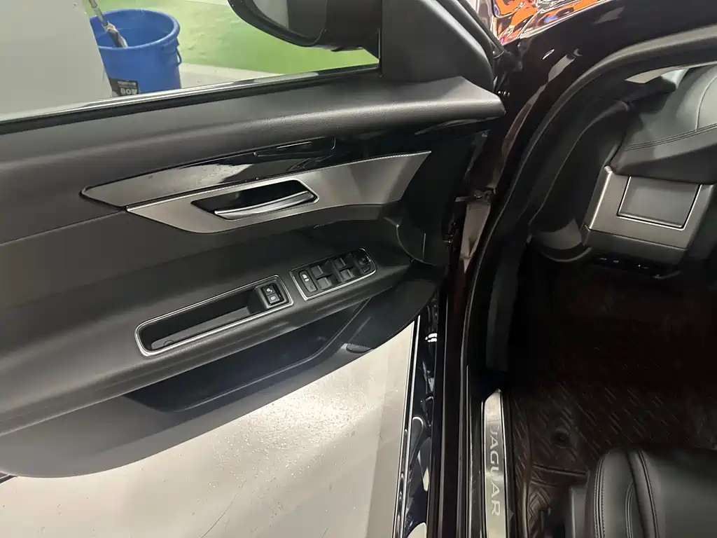 Jaguar XFL 2019