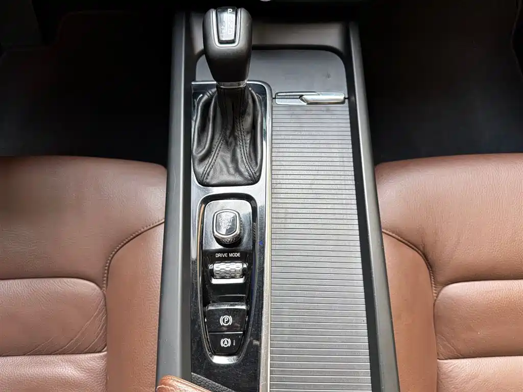 Volvo XC60 2020 — фото 15