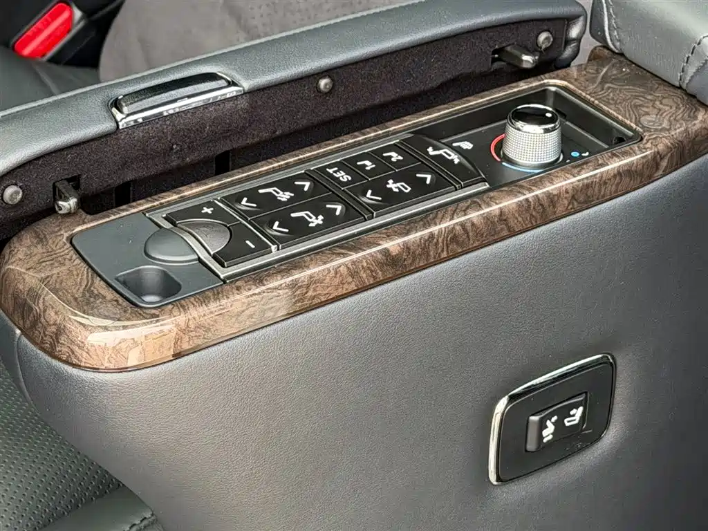 Toyota Alphard 2023 — фото 11
