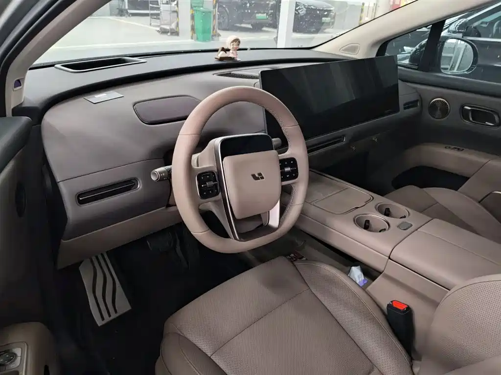 Li Auto i8 2025