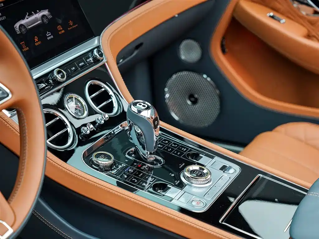 Bentley Continental 2024 — фото 15