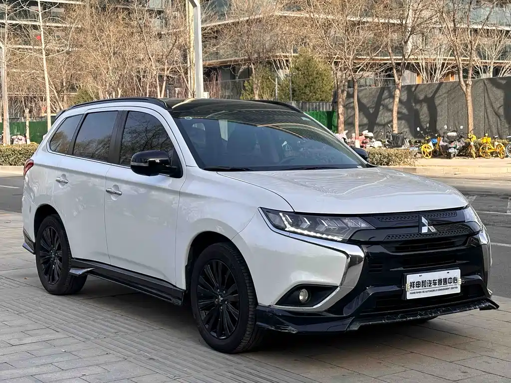Mitsubishi Outlander 2023 — фото 3