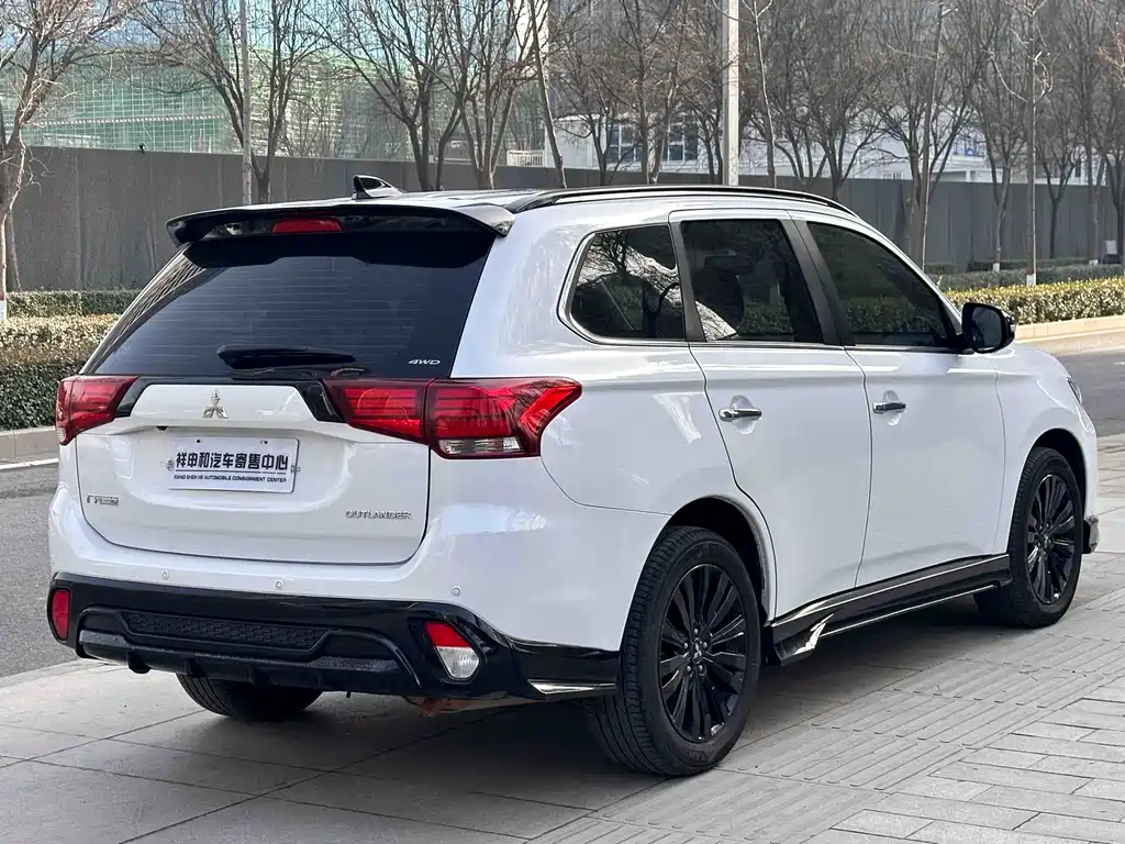 Mitsubishi Outlander 2023 — фото 12