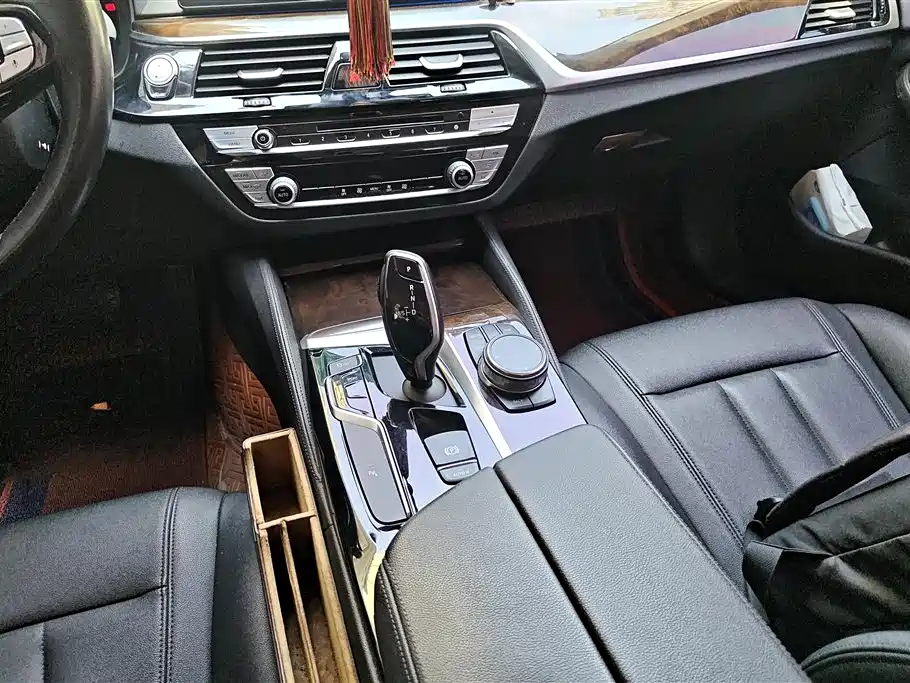 BMW 5 Series 2018 — фото 16